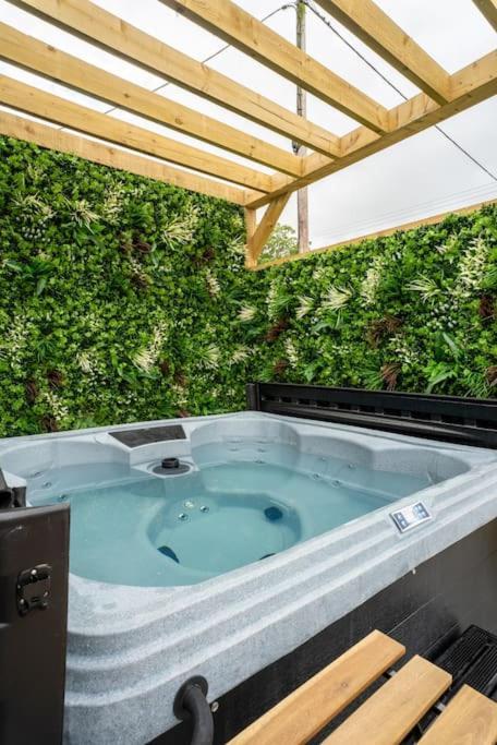 Cottage With Hot Tub Near Knockhill Saline Экстерьер фото